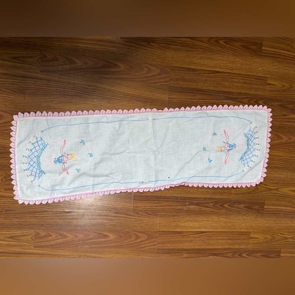 VTG Southern Belle handmade embroidered table runner or dresser scarf 36x12.